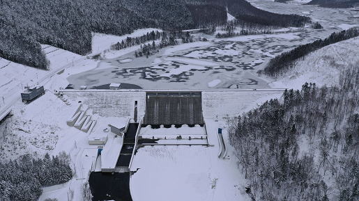 試験湛水の状況（平成31年1月洪水時最高水位に到達し非常用吐水路から試験放流中）