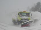 除雪車を点検している写真