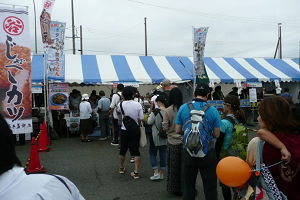 「ホタテみそ焼きうどん」には大行列が！