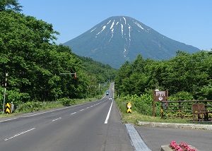 美しく変化する羊蹄山の稜線に寄り添う道