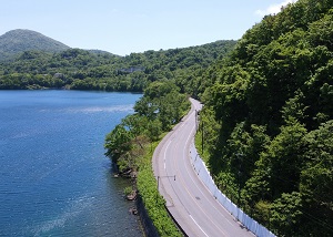 洞爺湖の美しさ、火山の迫力を感じる道