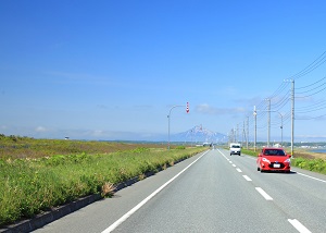 秀峰・利尻山を望む道