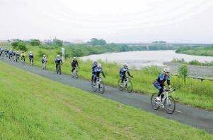 爽やかな河川敷のサイクリングルート