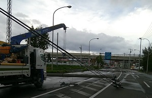 台風による電柱の倒壊
