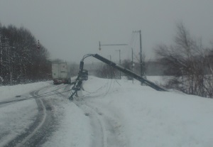 暴風雪による電柱の倒壊