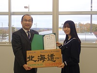 感謝状を受け取る釧路江南高校書道部の齋藤さんと桐木ルート代表