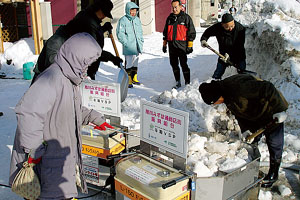 国道40号「旭川みずほ通り商店街振興組合」による歩道除雪（旭川市）