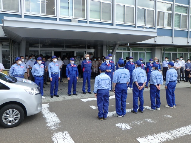 TEC-FORCE派遣（被災状況調査班：道路）　出発式の様子（画像は札幌開発建設部の出発式）