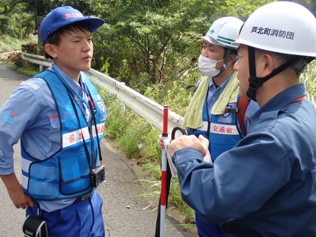 地元の消防団から情報をいただいている様子（7月12日）