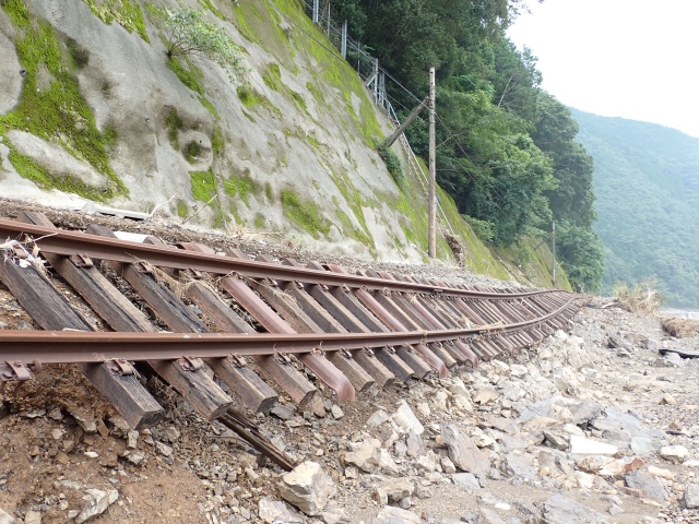 調査の様子（7月13日）　道路に隣接する線路の倒壊の様子