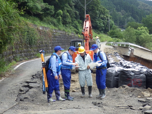 7月18日　八代市坂本町において道路被災状況を調査