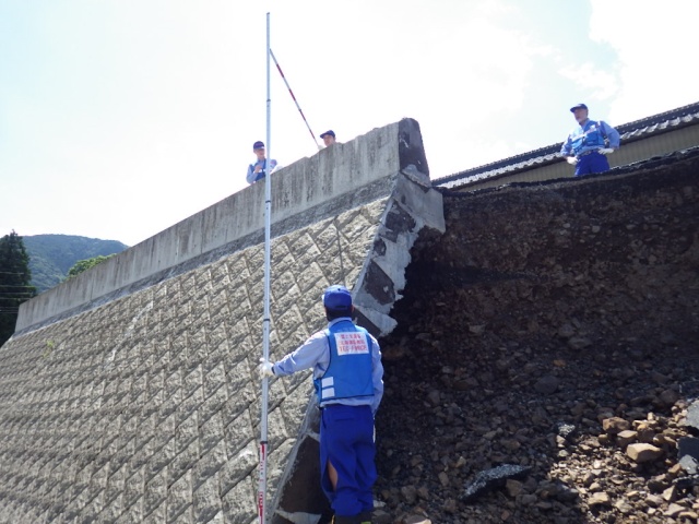 7月19日　八代市坂本町において道路被災状況を調査