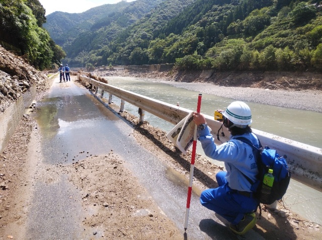 7月31日　道路班が芦北町においてレーザー距離計を用いた被災状況調査を実施