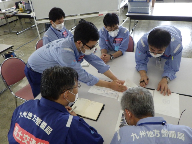 8月2日　九州地方整備局において報告書の引継ぎを実施