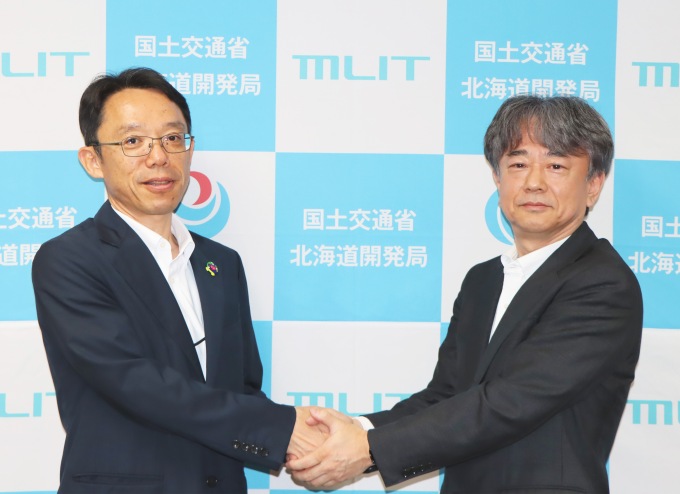 岡下局長、遠藤前局長