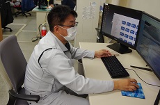 パソコンで3Dデータ処理作業中の宮川さんの写真