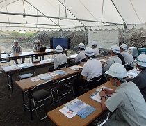 現場見学会で高校生に工事概要を説明する佐々木さん（写真左から2人目）