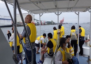 「とまこまい港まつり」の開催に合わせ、港湾業務艇による港見学会を実施 