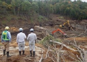 胆振東部地震により崩落した土砂上の流木除去状況確認の写真