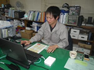 パソコンに向かう菅野さんの写真