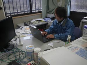 パソコンに向かう滝川さんの写真