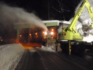 夜間の除雪作業の写真