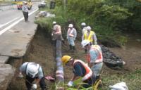 国道36号（苫小牧市美沢）　路肩洗掘の復旧作業状況