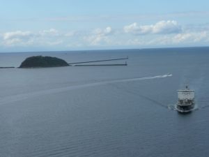 船と大黒島の写真