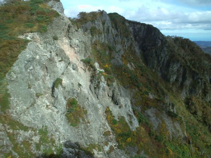 崖の登山道から見た対岸の羅漢岩（9月撮影）