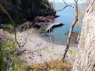 遊歩道の途中から見えた岩屋海岸。