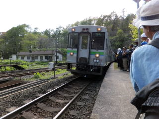 15：14発東室蘭行き普通列車の到着。