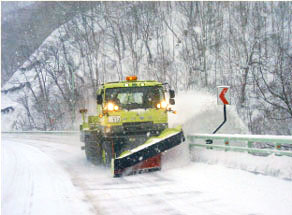 除雪トラックによる除雪作業