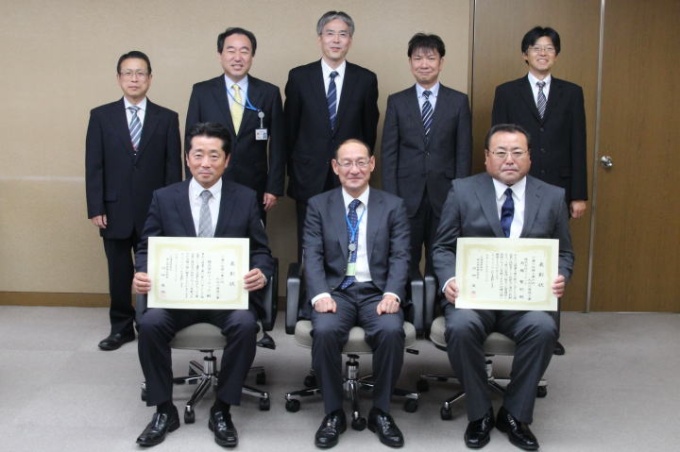 受賞された㈱ドゥテック澤田社長（前列左）、担当技術者の高橋専務（前列右）、河畑部長（前列中央）