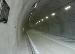 まだキレイなトンネル内部