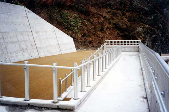 ダムギャラリー入口スロープ