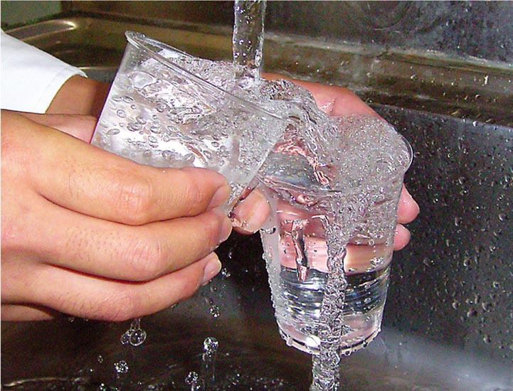 足もとに落ちた雨のゆくえと川 6 水が多すぎたらどうなるの 治水をコップで考える 2 帯広開発建設部