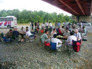 画像[愛国大橋(左岸)の河川敷で昼食]