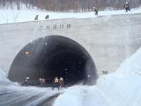 トンネルの雪庇落とし