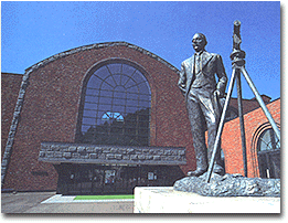 クロフォード像と小樽交通記念館