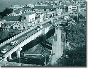 新朝里橋と旧朝里橋