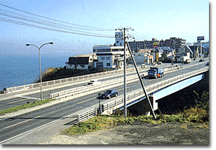 交通量の増加とともに車線が広がった朝里橋