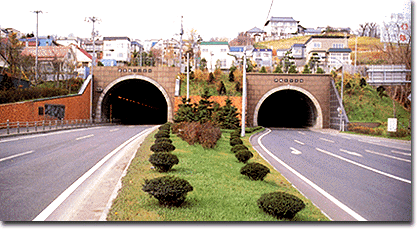 昭和57年開通の新平磯トンネルと改修された平磯トンネル