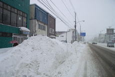 空き屋前の歩道未除雪区間写真