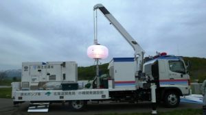 排水ポンプ車と照明車の作業状況の写真