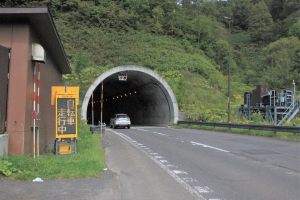 トンネル入口の情報板