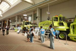 除雪車両を見学する来場者