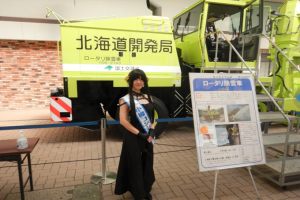 除雪車両前で写真撮影に応じる小樽コンシェルジュ