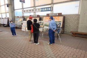 パネルの説明を受ける来場者