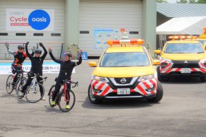 サイクリストと応援カー