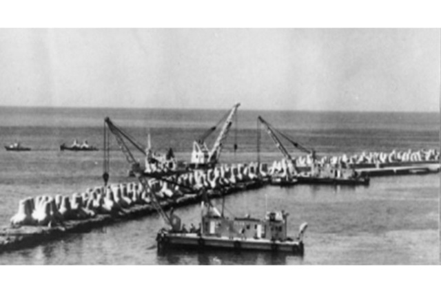昭和39年頃の南防波堤　嵩上げ改良状況